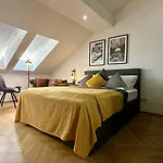 King bed Apartment Netflix central&near metro, 109