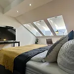 King bed Apartment Netflix central&near metro, 109