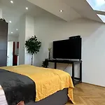 King bed Apartment Netflix central&near metro, 109