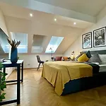 King bed Apartment Netflix central&near metro, 109