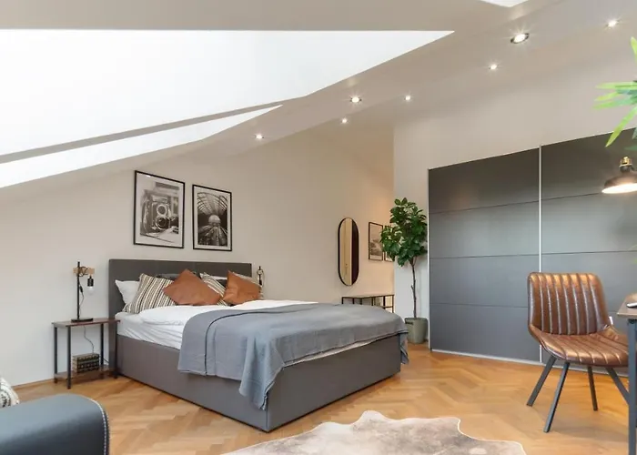 King bed Apartment Netflix central&near metro, 109