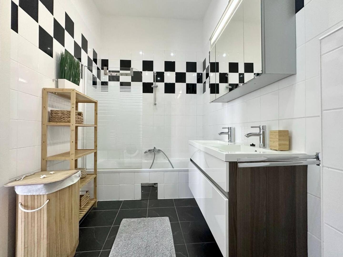 King Bed Netflix Central&near Metro, 109 Apartment
